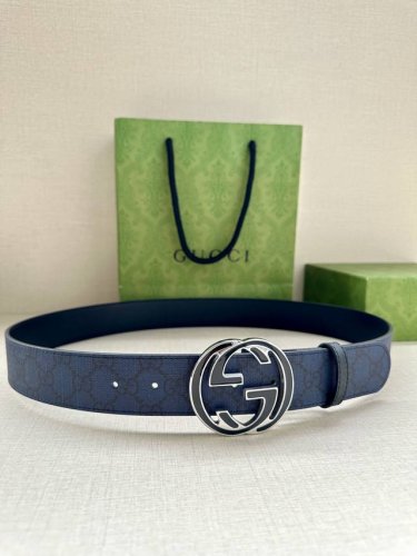 Gucci 腰带宽度3.8Cm 每一季，品牌典藏设计中的标志性元素都会吐故纳新，为经典注入新意。Guccio Gucci字母交织图案巧妙融入纹理和材质，以印花压