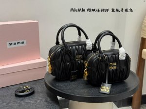 礼盒包装 尺寸20*14 小号 24*16 大号 缪缪Miumiu 褶皱保龄球手提包竖版 甜度刚刚好 很难不爱的 散发着复古的气息 背上它不仅是公主也是女王 小