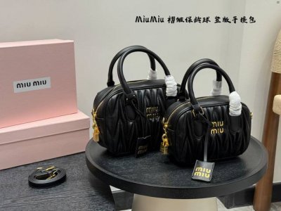 礼盒包装 尺寸20*14 小号 24*16 大号 缪缪Miumiu 褶皱保龄球手提包竖版 甜度刚刚好 很难不爱的 散发着复古的气息 背上它不仅是公主也是女王 小
