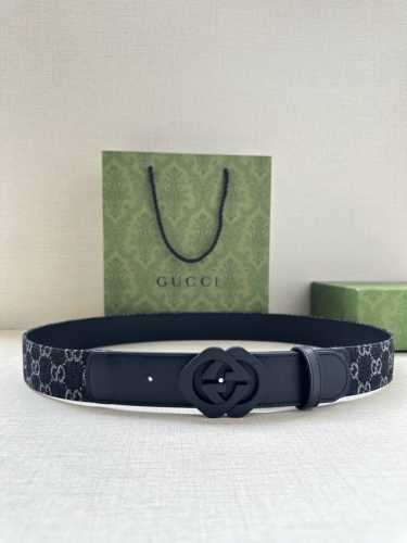 宽度3.8Cm Gucci 每一季，品牌标识都会吐故纳新，于经典之中融入新意。在这款腰带上，经典gg标识以亮眼之姿生动呈现，与双g造型配件相得益彰。 黑色和灰色