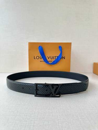 Lv Skyline 3.4宽皮带在正面和中央显示House Initials，将它们与哑光银色的角扣结合在一起。由黑色头层牛皮压蟒蛇皮制成的豪华表带使外观变得
