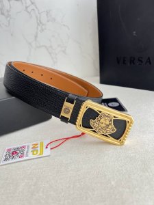 品名：Versace.范思哲原单腰带 皮带 型号：挂扣，经典人头纯钢材质扣头，头层牛皮，图片实物拍摄 材料：百分百头层牛皮，保证真皮。24K纯钢扣双面可用专柜同
