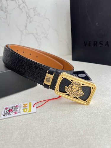 品名：Versace.范思哲原单腰带 皮带 型号：挂扣，经典人头纯钢材质扣头，头层牛皮，图片实物拍摄 材料：百分百头层牛皮，保证真皮。24K纯钢扣双面可用专柜同