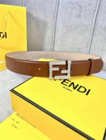 宽度4.0Cm Fendi 芬迪 此款平纹腰带搭配双f 镶钻钢扣相呼应 专柜新款不管是商务 休闲都能完美搭配 夏季必备、扣头金 白真空电镀。