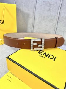 宽度4.0Cm Fendi 芬迪 此款平纹腰带搭配双f 镶钻钢扣相呼应 专柜新款不管是商务 休闲都能完美搭配 夏季必备、扣头金 白真空电镀。