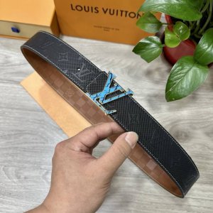 Lv.路易威登 宽40Mm双面原版小牛皮 搭配单钌钯电镀扣 完美的手感.油边 出众的设计.风格 高贵奢华 时尚大方 高清实拍 货真价实 品质保证 双面用