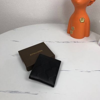 Bv编织钱夹短款采用顶级进口打蜡牛皮纯手工编织绵绵有序时尚简约卓越手工内设8卡位型号：8855# 大号编织 颜色：黑色，尺寸：11.5*10*2Cm