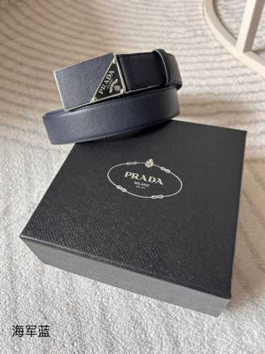 特 Prada 普拉达 专柜同款 男士休闲腰带 宽3.5Cm 这款标志性的Saffiano牛皮腰带配有带Saffiano皮革和金属细节的带扣，带扣饰有涂珐琅三角