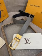 Lv 3.5腰带，Slender 可翻转皮带线条流畅，风格现代，具备无与伦比的多样性。采用深沉的蓝色皮革制成，一侧表面光滑，另一侧则压印有Monogram图案。