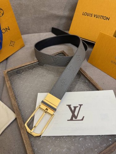 Lv 3.5腰带，Slender 可翻转皮带线条流畅，风格现代，具备无与伦比的多样性。采用深沉的蓝色皮革制成，一侧表面光滑，另一侧则压印有Monogram图案。