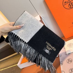 Hermes 爱马仕双面羔羊绒围巾 重磅推荐！100%顶级羔羊绒材质，质量好到爆非常保暖，柔软亲肤不扎脖。经典双面拼色设计，一条围巾两种风格男生女生通用，Siz