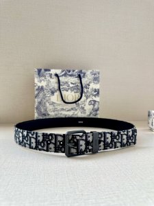 Dior 这款腰带采用黑色超迷你 Oblique 印花面料精心制作，搭配金属覆层黄铜腰带扣，彰显优雅时尚的风范。腰带长度可调节，可与各式 35 毫米腰带扣随心搭