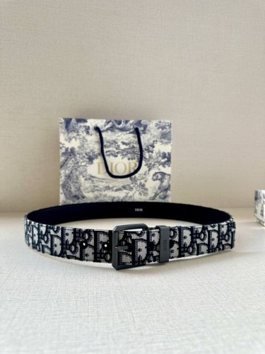 Dior 这款腰带采用黑色超迷你 Oblique 印花面料精心制作，搭配金属覆层黄铜腰带扣，彰显优雅时尚的风范。腰带长度可调节，可与各式 35 毫米腰带扣随心搭
