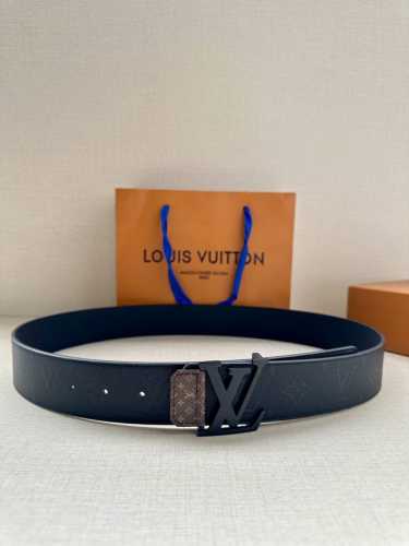 特 4.0宽 Lv Shadow 腰带拥有 Monogram Shadow 皮革的经典风尚和素面皮革的内敛格调，再为 Lv 新款扣头 以摩登笔触焕新男士衣橱