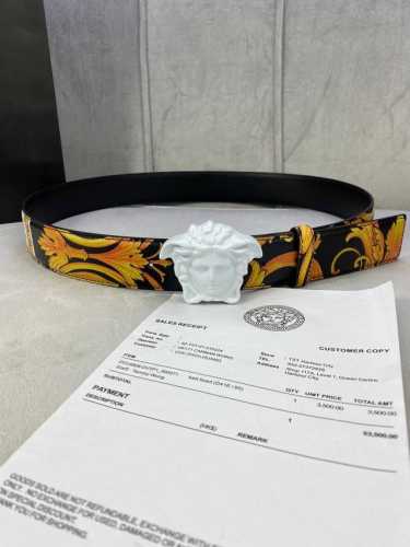 宽度4.0Cm Versace 范思哲 此款palazzo腰带采用牛皮革面料制作，并饰有le Pop Classique图案印花和标志性的美杜莎五金配件。