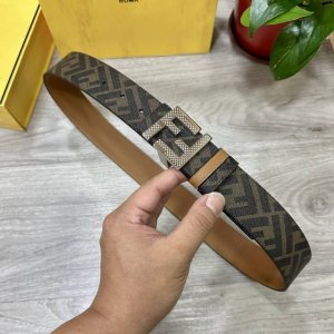特 Fendi 芬迪 专柜同款 宽4.0Cm 双环正反用腰带 Ff按钉搭扣 土黄Cuoio Romano皮革材质 反面面料带有烟草黄和黑色Ff图案 四方金属饰面