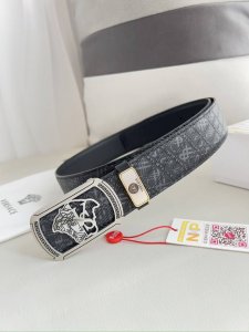 品名：Versace.范思哲原单腰带 皮带 型号：挂扣，经典人头纯钢材质扣头，头层牛皮，图片实物拍摄 材料：百分百头层牛皮，保证真皮。24K纯钢扣双面可用专柜同
