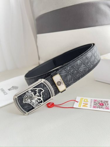 品名：Versace.范思哲原单腰带 皮带 型号：挂扣，经典人头纯钢材质扣头，头层牛皮，图片实物拍摄 材料：百分百头层牛皮，保证真皮。24K纯钢扣双面可用专柜同