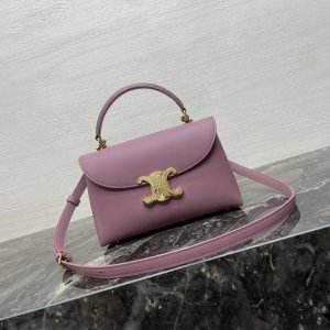 Teen Nino平纹光泽皮手袋新鲜出炉 包包新成员： Teen Nino 尺寸：20.5X13 X8Cm 可手提、肩背 斜挎 旬拆卸旬调节肩带 最短长度45C