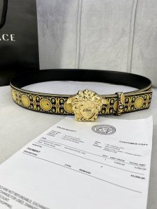 宽度4.0Cm Versace 范思哲 此款Palazzo腰带采用牛皮革面料制作，并饰有Le Pop Classique图案印花和标志性的美杜莎五金配件。