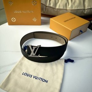 L0Uis Vuitt0N 今季新品 男士原單腰帶 寬度40毫米 經典雙面荔枝紋牛皮 搭配新款五金 可雙面佩戴 百搭款 適合沈穩低調的男神使用