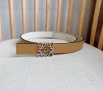 特 Loewe 罗意威 专柜最新同款腰带 宽：2.8Cm 选用光滑牛皮革双面腰带 配有Anagram针扣五孔调节 卓越的工艺 个性的造型 精美的材质