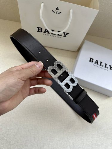 特 Bally 巴利 专柜新款 男士休闲布配皮双用腰带 宽3.4Cm这款帆布腰带饰以蓝色和奶油色迷幻火车条纹，搭配蓝色皮表面，B字 搭扣更显纤细，采用钛金属色调