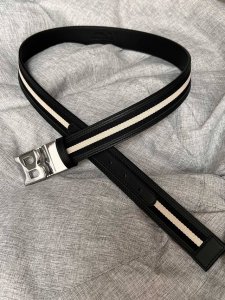 特P200 Bally（巴利）专柜新款 男士休闲双面用腰带 宽3.5Cm 这款Tamal 双面头层牛皮融入了永恒经典的 Bally 条纹，且具有充满现代感。正面