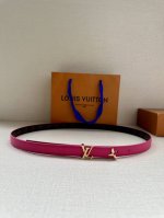 本款2.0宽 Pretty Lv 双面腰带凝聚路易威登的奇巧匠艺。由 Monogram 花卉取下的部分点缀末端，与 Lv 字母搭扣共同闪烁金属光泽，细腻皮革和