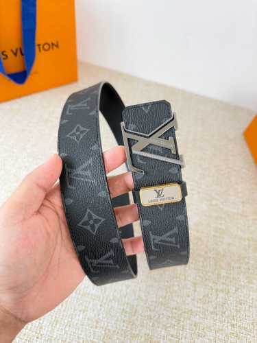 品名： Lv..路易..威登腰带皮带原单 型号：挂扣，经典纯钢材质挂扣，头层牛皮，图片实物拍摄 材料：头层牛皮，挂扣系列，纯钢材质扣头，钯镀电镀工艺永不掉色。原