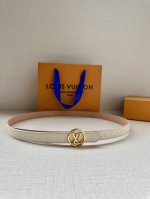 2.0宽 本款 Lv Iconic 双面腰带以纤细剪裁迎接新季，搭配标志性 Iconic 搭扣，无论展现 Monogram Reverse 帆布或素雅牛皮革，均
