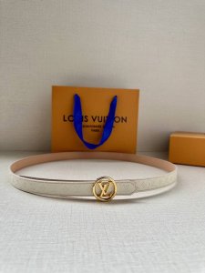 2.0宽 本款 Lv Iconic 双面腰带以纤细剪裁迎接新季，搭配标志性 Iconic 搭扣，无论展现 Monogram Reverse 帆布或素雅牛皮革，均