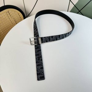 特 。DIO纯铜五金宽3.5CM原单搭配原扣，油边近乎完美，原产皮料定制，双面可用，质感无可挑剔！