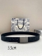 Dior 这款 35 毫米双面腰带结合典雅气质与摩登风范。双面设计，一面采用oblique 印花帆布，另一面则采用同色调粒面牛皮。长度可调节，可搭配各式 35