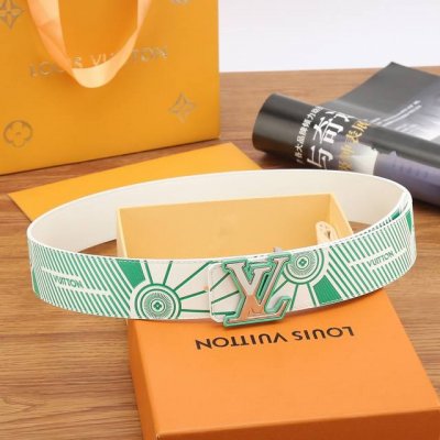 特 本季新品Lv Imprint 40Mm双面皮带为休闲装扮带来清新的街头精神。皮革表带以运动鞋鞋底为灵感，饰有“Vuitton”字样，Lv Initials扣