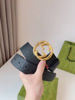 Gucci 新款圆形互扣式双G搭扣，配饰和成衣单品继续焕新演绎和呈现品牌经典细节。风格简而不失其华；适合各种穿搭风格。皮带宽度：4.0Cm
