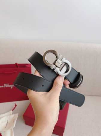 菲拉格慕 Ferragamo焕新演绎经典系列，永不过时。以现代风格重新诠释衣橱中不可或缺的经典配饰。呈现一丝时髦气息。皮带采用新颖工艺设计，长度可调节，实现量身 - 点击图像关闭