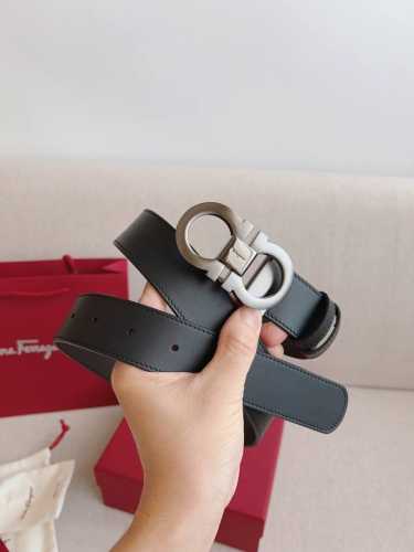 菲拉格慕 Ferragamo焕新演绎经典系列，永不过时。以现代风格重新诠释衣橱中不可或缺的经典配饰。呈现一丝时髦气息。皮带采用新颖工艺设计，长度可调节，实现量身