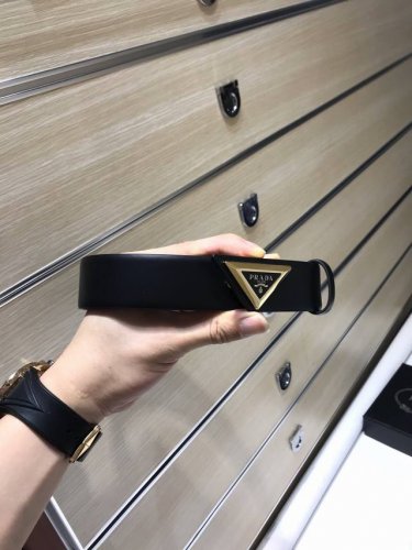 特 配送专柜包装 打孔针 宽35Mm，支持Nfc 原单双面进口头层牛皮带身，搭配原版经典三角标扣，手感.油边近乎完美，原产皮料牛皮定制，质感无可挑剔，出众的细节