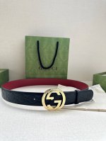 宽度4.0Cm Gucci 互扣式双G带原单钢扣，源自品牌现代风格典藏设计，经过重新诠释而别具新意。呈现于纤细的皮革腰带之上。