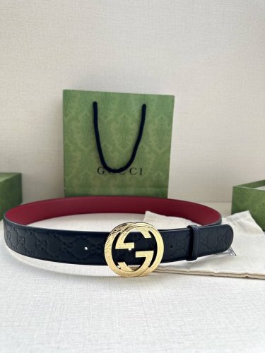 宽度4.0Cm Gucci 互扣式双G带原单钢扣，源自品牌现代风格典藏设计，经过重新诠释而别具新意。呈现于纤细的皮革腰带之上。