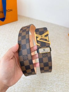 品名： Lv..路易..威登腰带皮带原单 型号：挂扣，经典纯钢材质挂扣，头层牛皮，图片实物拍摄 材料：头层牛皮，挂扣系列，纯钢材质扣头，钯镀电镀工艺永不掉色。原