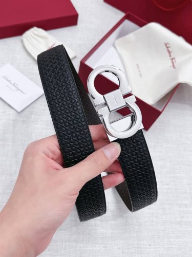 特 菲拉格慕 Salvatore Ferragamo 全新系列，展现独居一格的视觉效果；充满时尚休闲气息。实用性和款式并重；男士必备饰品。宽度：35Mm