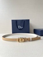 宽度2.0Cm Dior 这款 Montaigne 腰带从同名手袋汲取灵感 可翻面使用 以双面设计重新诠释经典 采用光滑牛皮革等材质精心制作 一面为奶白色 另一