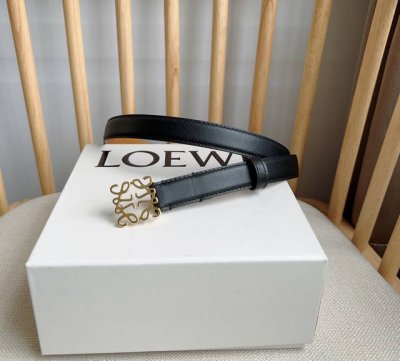 特 Loewe 罗意威 专柜最新同款腰带 平纹牛皮革腰带 配有loewe Anagram针扣 卓越的工艺 个性的造型 精美的材质 宽:2.0Cm