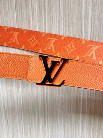 当季新款 40Mm可翻转皮带在Monogram Canvas一侧和皮革背面均采用柔和的橙色十字纹。扣件是品牌标志性字母的缠绕组合，以匹配的颜色和银色色调的五金件 - 点击图像关闭