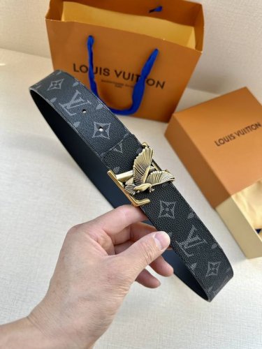特 Lv Dove 双面腰带宣示 秋冬秀场的潮流主旨。飞鸽衔橄榄枝振臂展翅，化身 Lv 搭扣的 V 字，于中央熠熠生辉。经典 Monogram 图案和素净色彩分