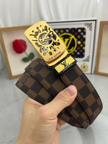 品名：Lv..路易..威登自动带 材质：原单牛皮腰带 百分百头层牛皮腰带保证真皮，24K纯钢扣，专柜原单品质、做工精细，时尚大牌，送人自用首选 包装： 请认准如