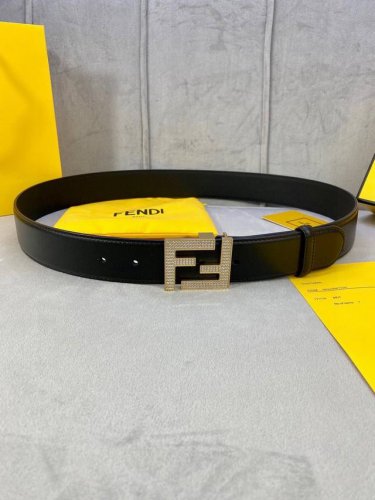 宽度4.0cm FENDI 芬迪 此款腰带搭配双F 镶钻钢扣相呼应 专柜新款不管是商务 休闲都能完美搭配 扣头金 白真空电镀。