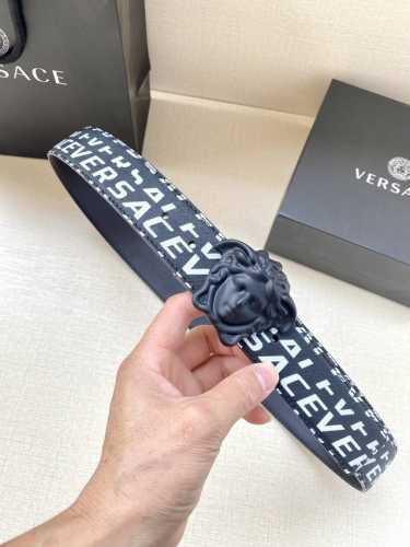 宽度4.0Cm Versace 范思哲 此款Palazzo腰带采用牛皮革面料制作，并饰有Le Pop Classique图案印花和标志性的美杜莎五金配件。